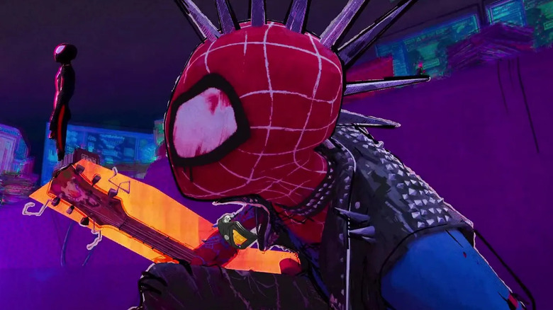 Spider-punk regardant Miles Morales dans Spider-Man: à travers le versement de Spider