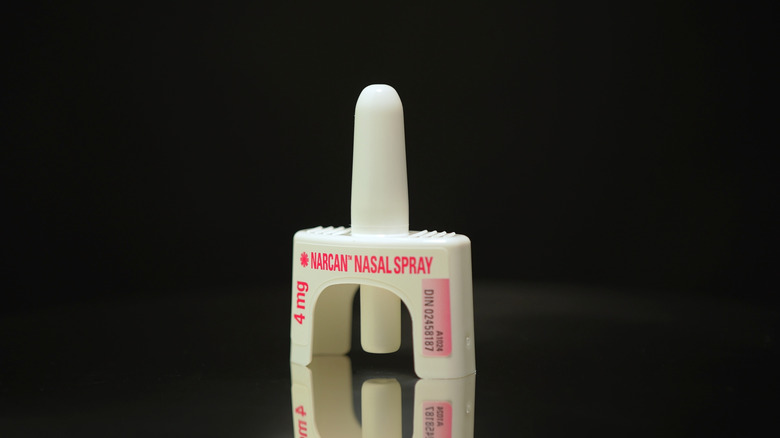 Un spray nasal narcan est vu sur fond noir