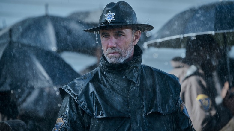 Le shérif Galpin se fait prendre sous la pluie mercredi