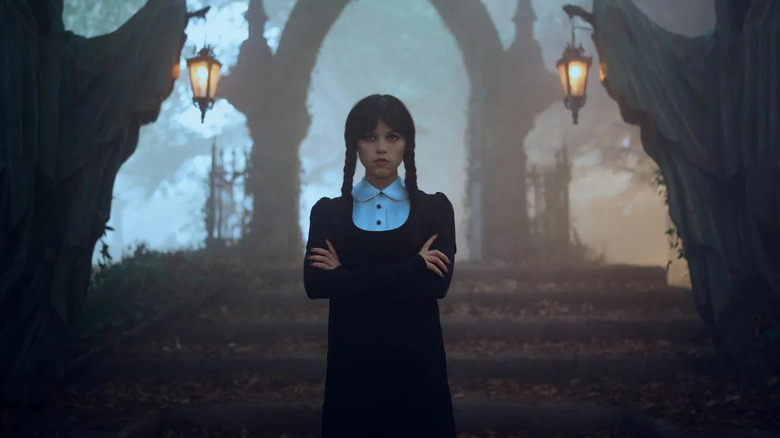 Mercredi se tient devant une porte préoccupante mercredi