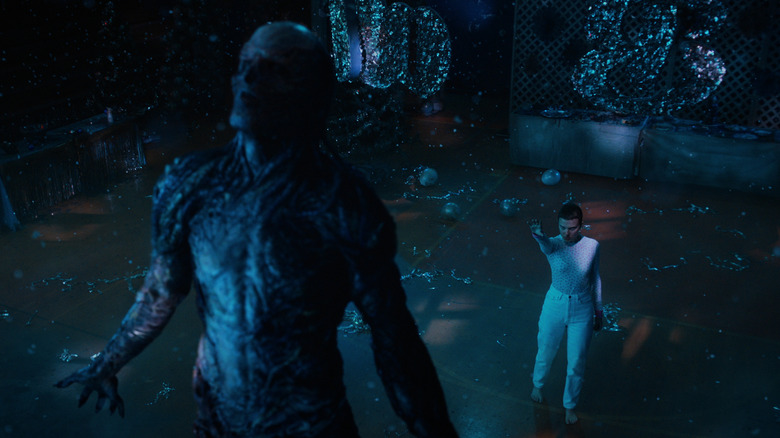 Jamie Campbell Bower comme Vecna étant soulevé par Millie Bobby Brown comme onze dans Stranger Things