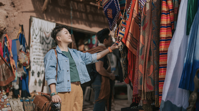 Femme observant des articles sur un marché