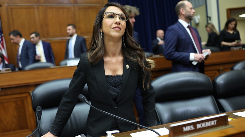 Lauren Boebert dans une tenue noire en dentelle