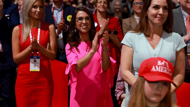 Lauren Boebert dans une robe rose vif