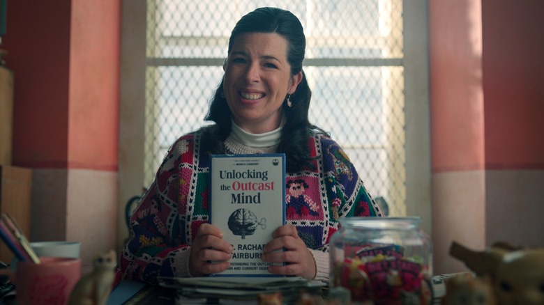 Judi fait semblant d'être une présence chaleureuse et amicale en mercredi