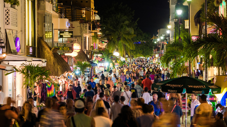 La Quinta Avenida pleine de gens la nuit