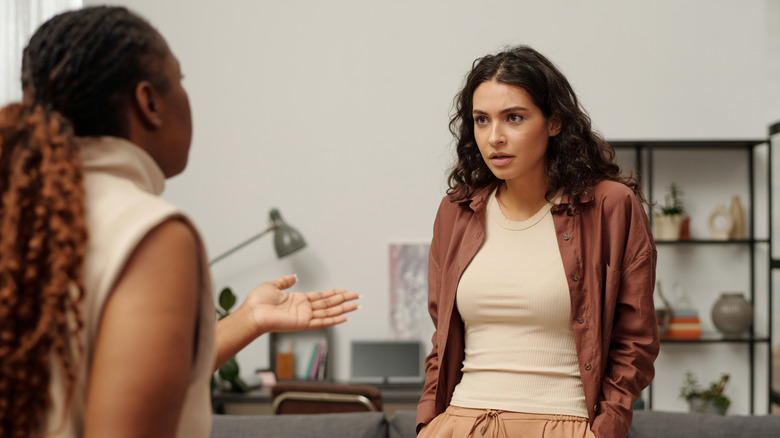 Deux femmes parlant et communiquant avec le langage corporel