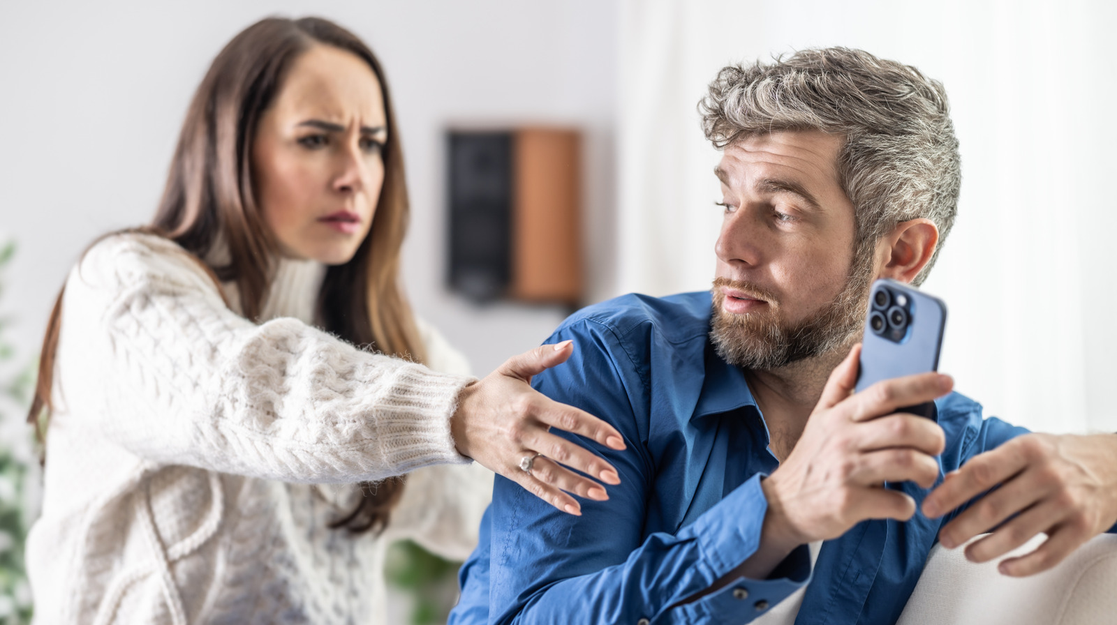 Si vous pensez que quelqu'un vous ment, recherchez ces indices de notre expert en langage corporel