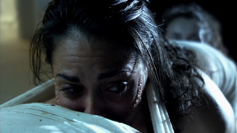 Ashley C. Williams mange de la merde comme Lindsay dans le mille-pattes humain (première séquence)