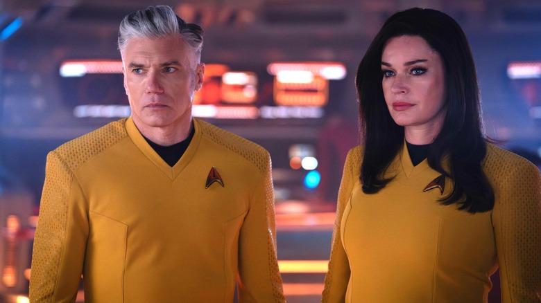 Pike et numéro un sur le pont de l'entreprise dans Star Trek: Strange New Worlds