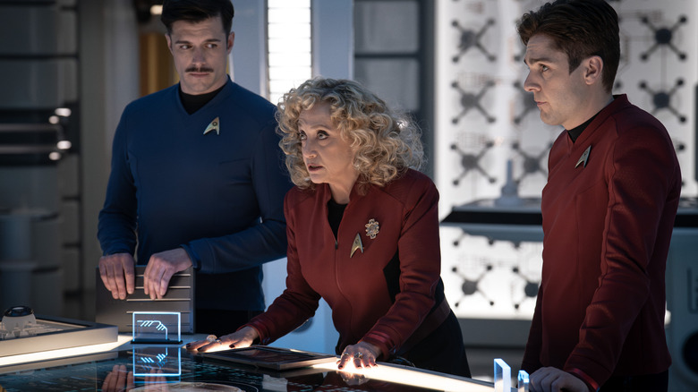 George Kirk, Pelia et Scotty tous en ingénierie sur Star Trek: Strange New Worlds