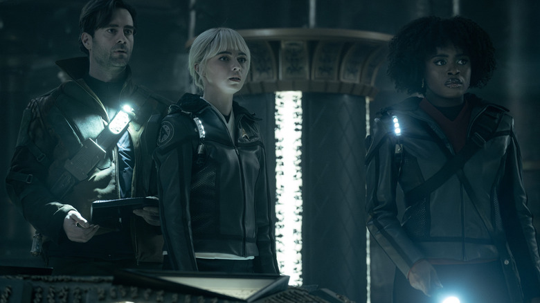 Korby, infirmière chapelle et Uhura dans un ancien temple, effrayé, sur Star Trek: Strange New Worlds