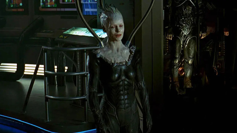 Alice Krige en tant que Borg Queen s'est connectée à ses tubes dans Star Trek: premier contact