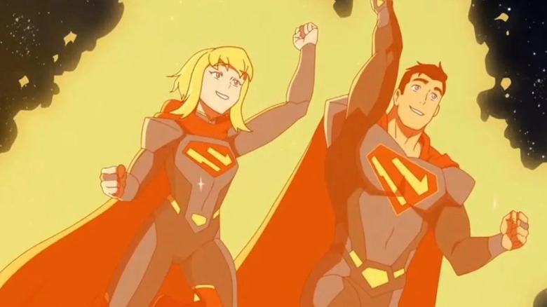 Supergirl et Superman sourient alors qu'ils volent dans l'espace dans mes aventures avec Superman