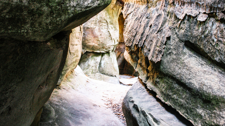 Passage étroit entre les rochers géants dans les canaux