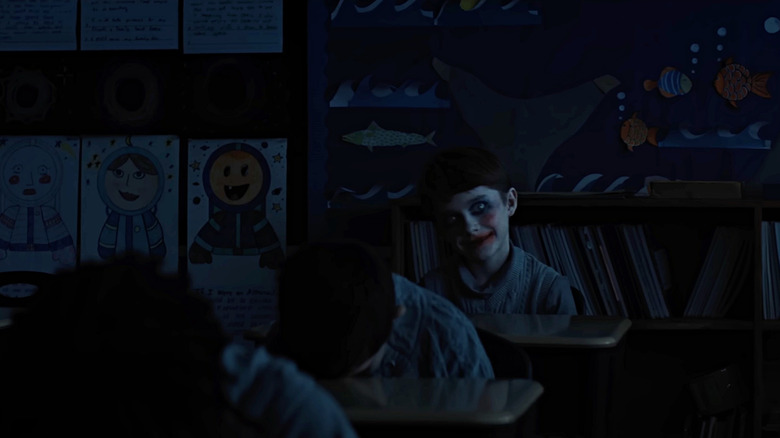 Alex ressemble beaucoup à Gladys dans un cauchemar dans les armes