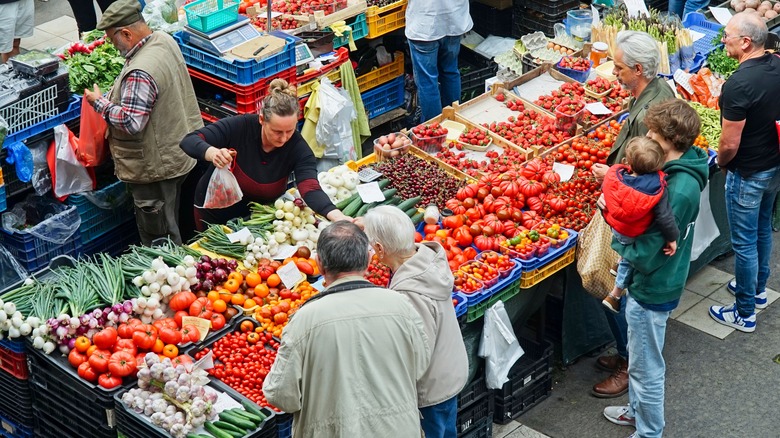 Les habitants font leurs achats quotidiens
