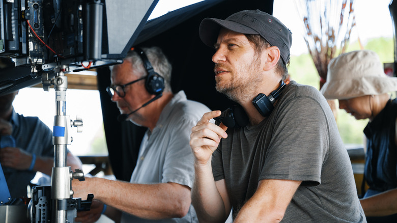Gareth Edwards en regardant un moniteur sur le tournage de Jurassic World Rebirth