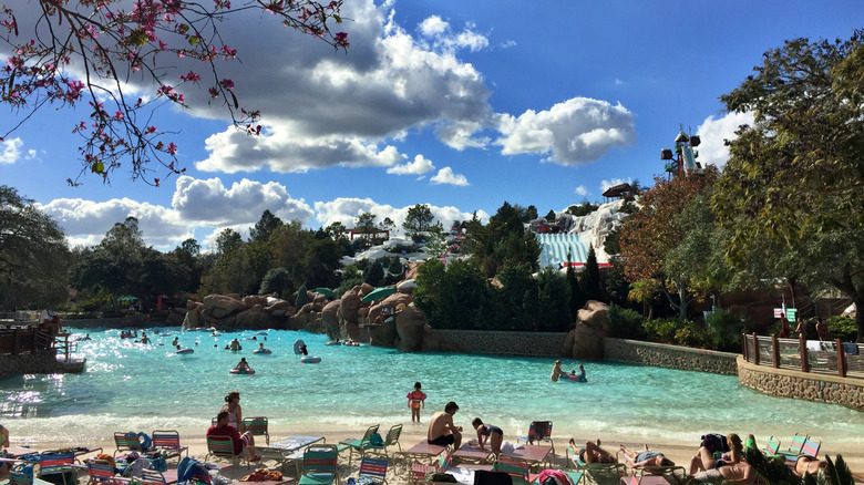Disney's Blizzard Beach avec des gens dans l'eau et se prélasser sur des chaises