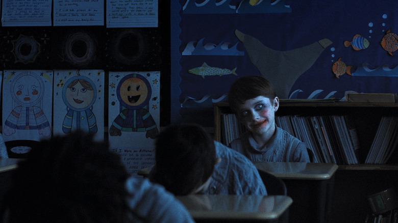 Alex Lilly portant un maquillage effrayant dans les armes