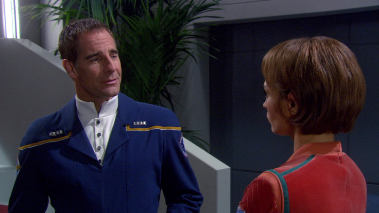 Captain Archer en usure formelle parlant à T'Pol sur Star Trek: Enterprise