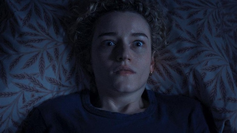Julia Garner alors que Justine se réveillait sous le choc au milieu de la nuit dans les armes