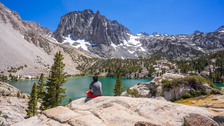 Personne qui regarde les montagnes de Big Pine Lake