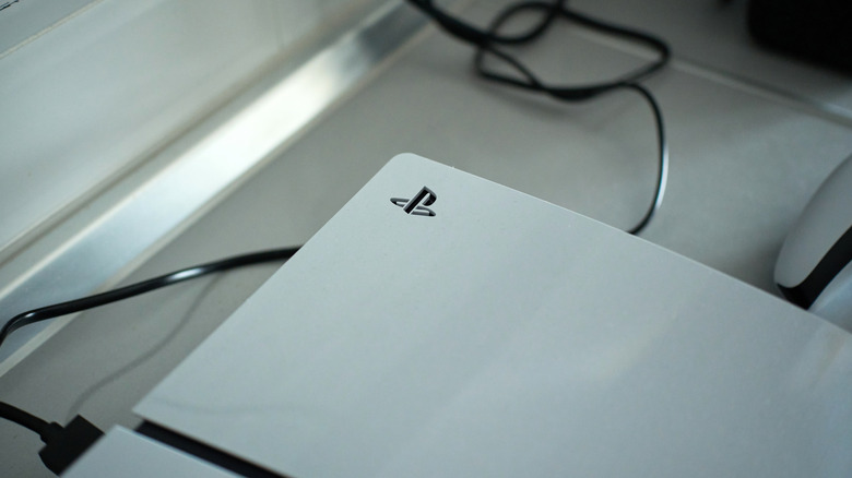 Console PlayStation 5 branchée sur la télévision