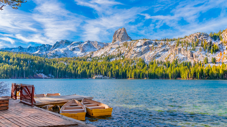 Les bateaux sont assis à un quai dans le bassin des lacs de mammouth