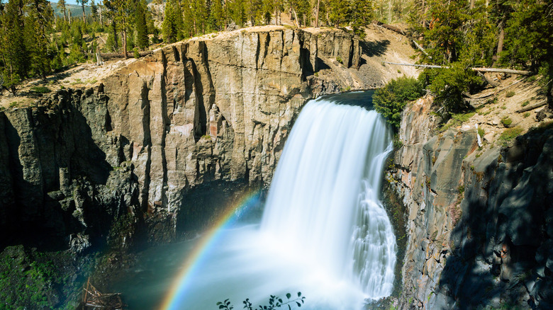 Rainbow tombe près de Mammoth Lakes, Californie