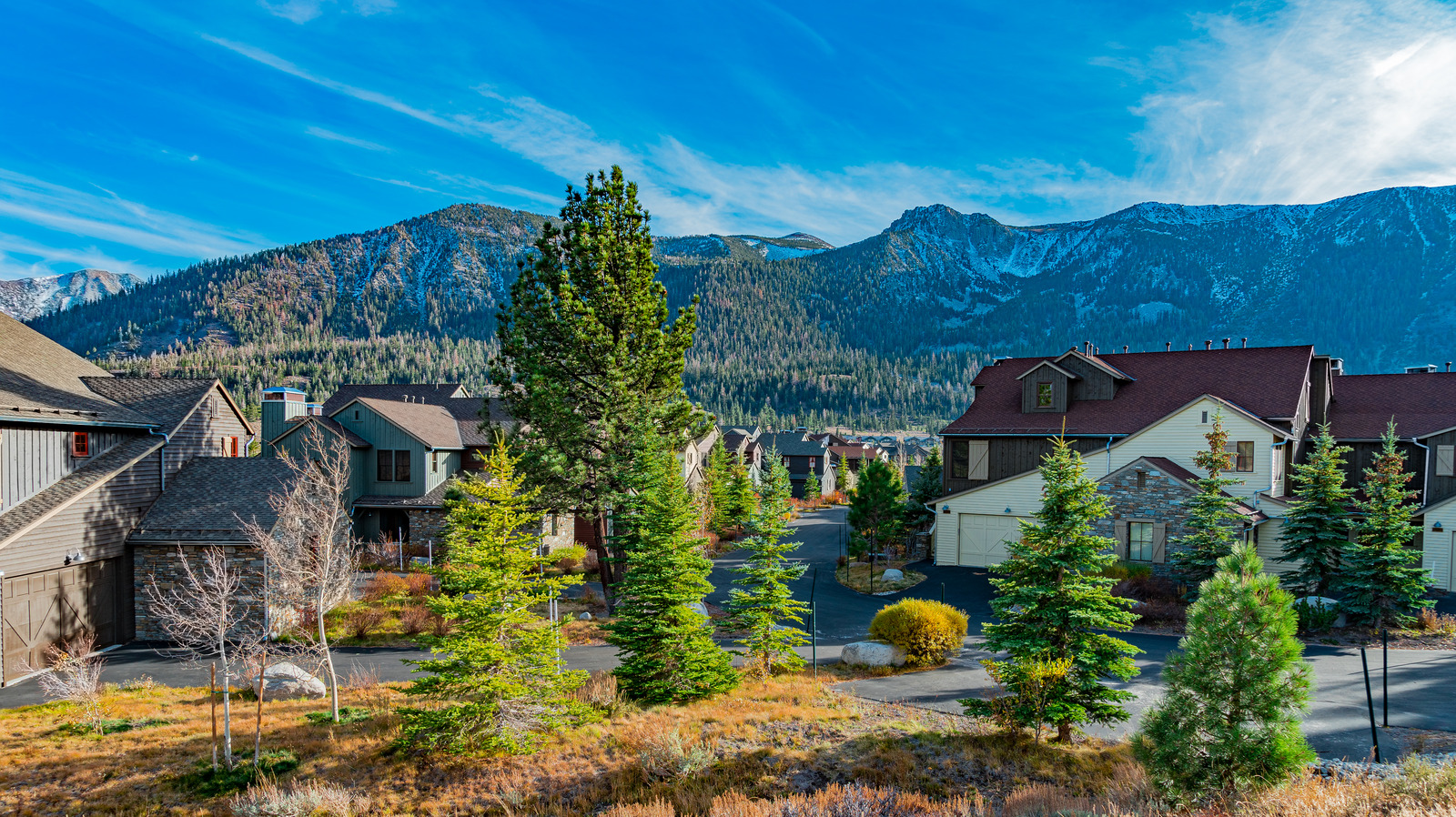 Cette ville montagneuse du lac de Californie est une destination de vacances spectaculaires toute l'année