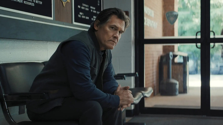 Archer Graff se trouve au poste de police dans les armes