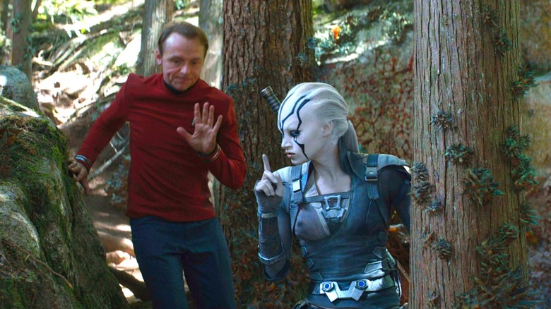 Scotty et Jayla marchant dans les bois dans Star Trek Beyond