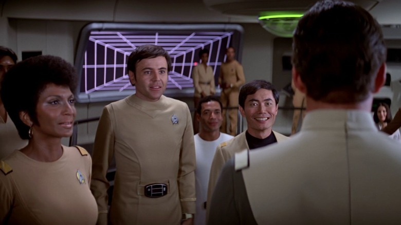 Uhura, Chekov et Sulu saluant l'amiral Kirk sur le pont de l'entreprise