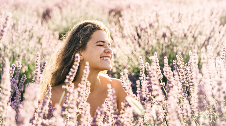 Une femme dans un champ de fleurs.