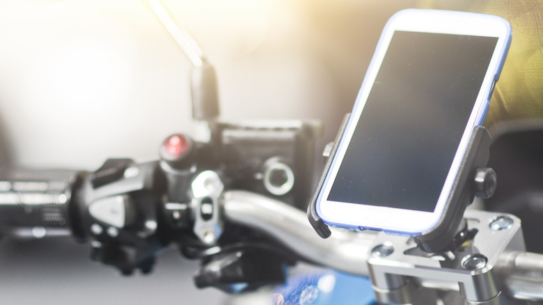 Un téléphone portable blanc charge sur une moto