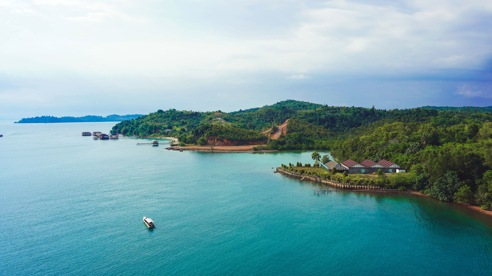 Une île moins connue en Indonésie propose des plages vierges, des activités amusantes et de grands magasins