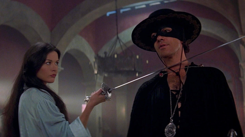 Catherine Zeta-Jones alors qu'Elena pointe son épée d'Antonio Banderas comme le cou d'Alejandro Murrieta dans le masque de Zorro