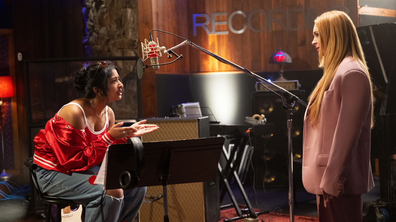 Ella (Maitreyi Ramakrishnan) parlant avec Anna (Lindsay Lohan) à Freakier Vendredi