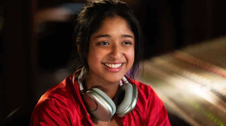 Ella (Maitreyi Ramakrishnan) est assise dans le studio d'enregistrement après avoir eu le cœur brisé dans Freak plus vendredi