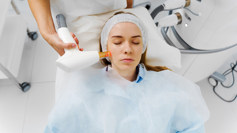 Un patient recevant une thérapie IPL sur son visage