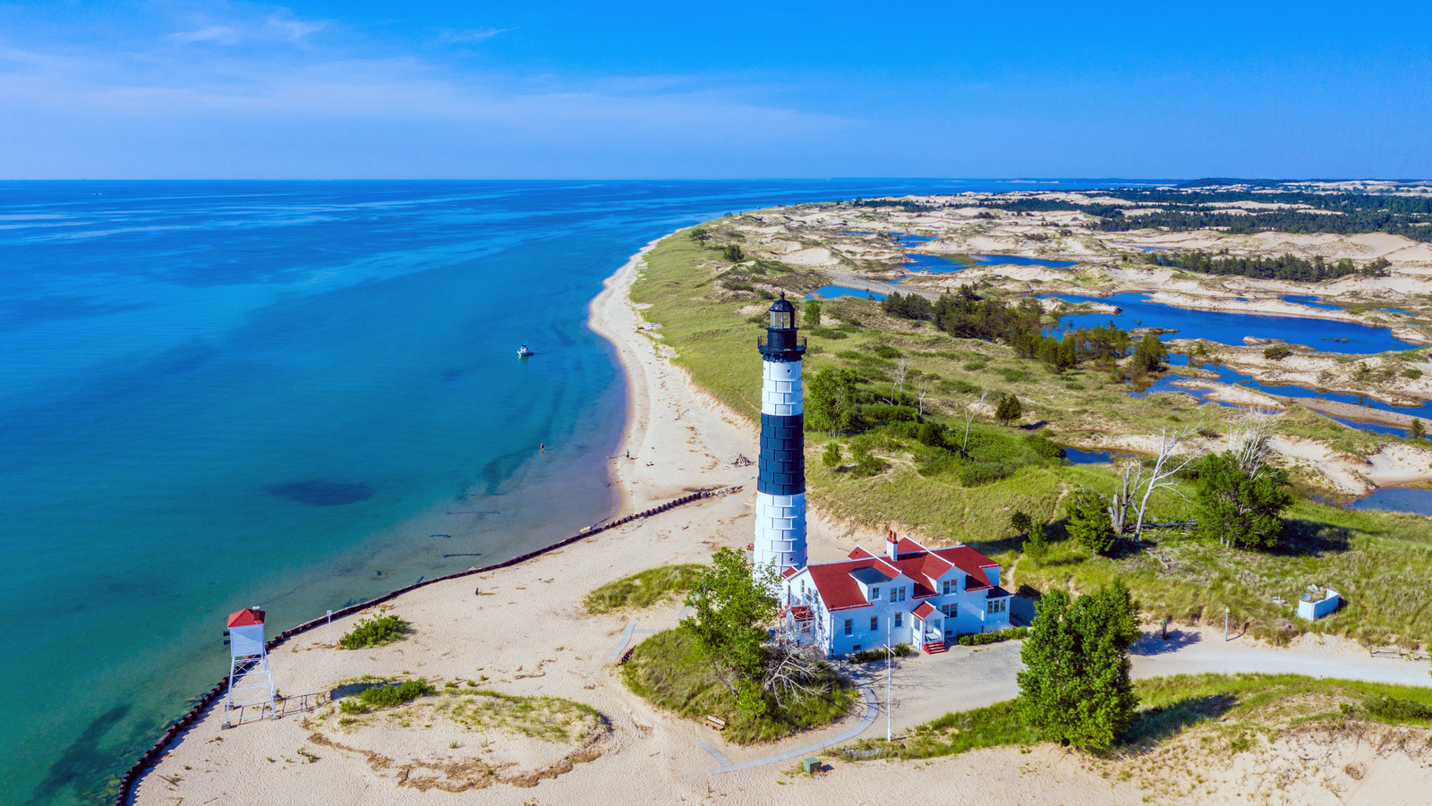 La première destination de camping du Michigan est un parc d'État situé entre deux lacs panoramiques