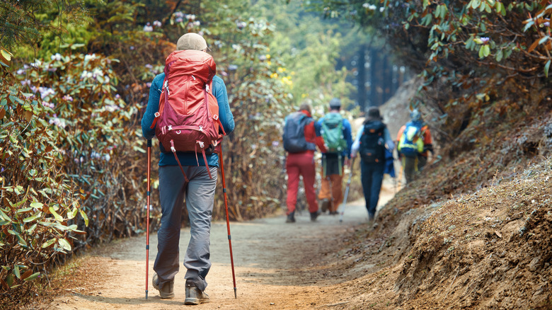 Randonneur qui tombe en retard