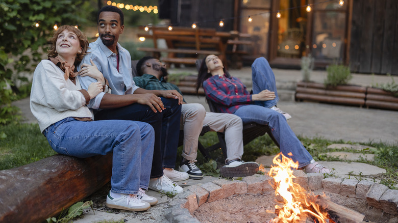Famille relaxante à l'extérieur