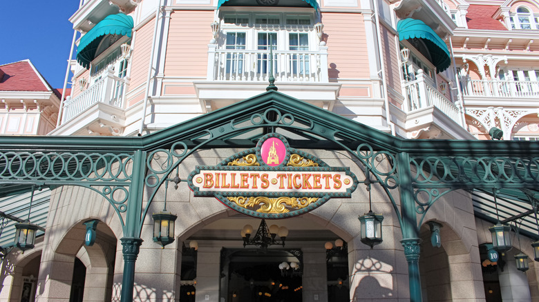 Un ticket à Disneyland Paris.