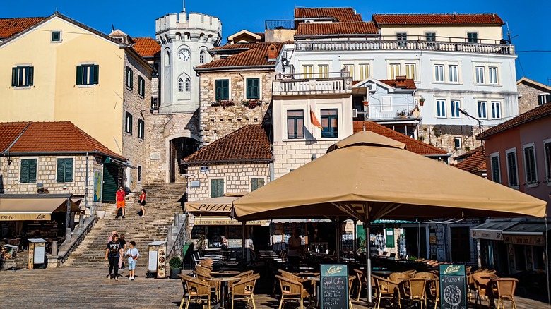 Les façades blanchies à la chaux se tiennent à la suite de la place principale d'Herceg Novi