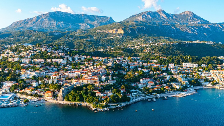 Un paysage aérien d'Herceg Novi et des montagnes environnantes du Monténégro