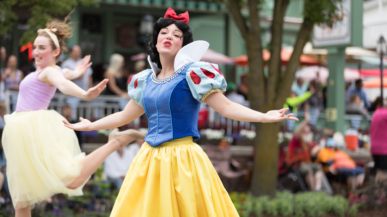 Jeune femme déguisée en Blanche-Neige lors d'un défilé