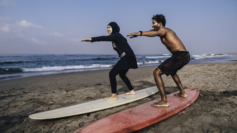 Deux personnes pratiquant le surf sur la plage