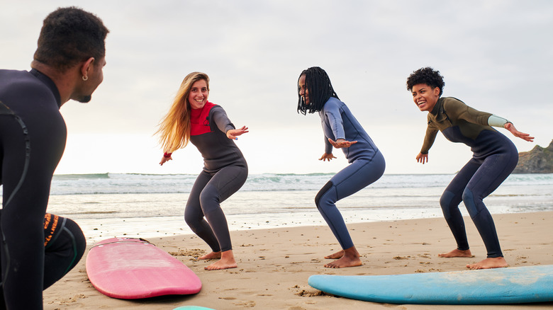 Un groupe apprenant à surfer